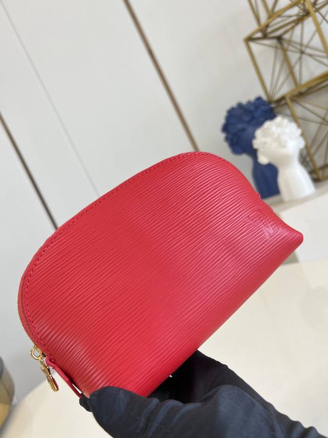 出厂价P 顶级原单 M15197小号 本款 Pochette CosméTique 小号化妆包为 Epi 粒面皮革融入路易威登美妆系列的唇膏色彩，与可水洗织物内