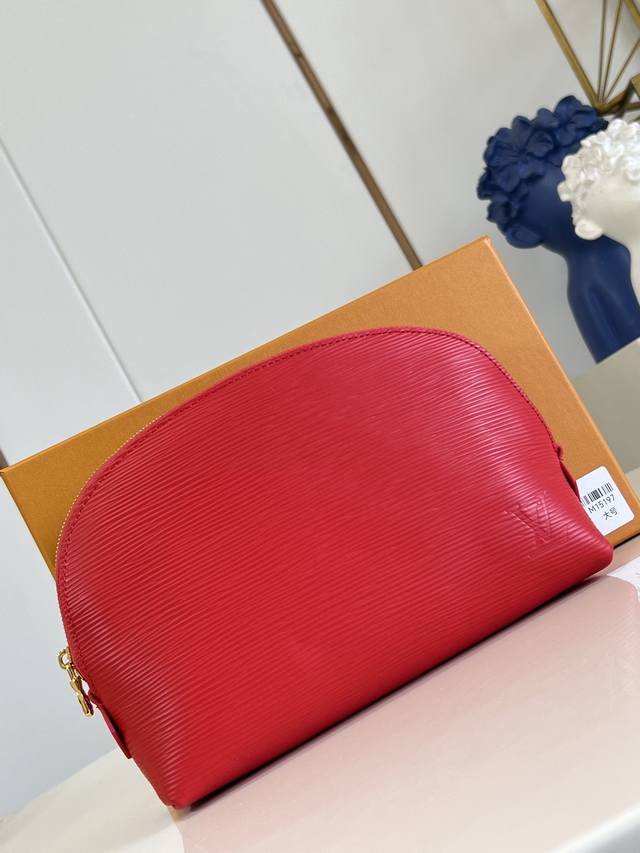 出厂价P 顶级原单 M15197大号 本款 Pochette CosméTique 大号化妆包为 Epi 粒面皮革融入路易威登美妆系列的唇膏色彩，与可水洗织物内