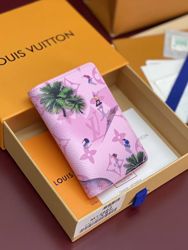 出厂价P M14882 卡包！滑雪粉！口袋钱夹、本款口袋钱夹取材 Colored Monogram 帆布，将写实风格的运动员图案和剪影化作袖珍运动场景印花，与经