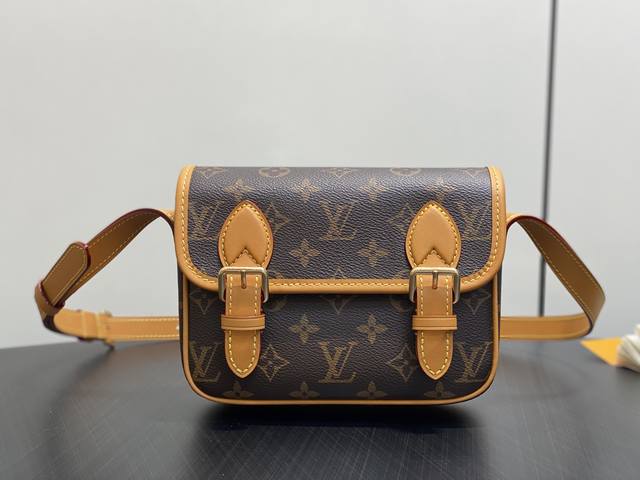 原单精品 M26805老花 迷你小邮差包 当季新款 Satchel 迷你手袋 本款 Satchel 迷你手袋出自 Monogram Archive 系列，为柔软