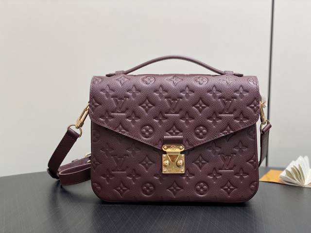 原单精品 M41487酒红 M25939 全皮压花邮差包 Pochette MéTis 手袋 以内敛而不失巧思的设计演绎经典学院背包。柔软的 Monogram