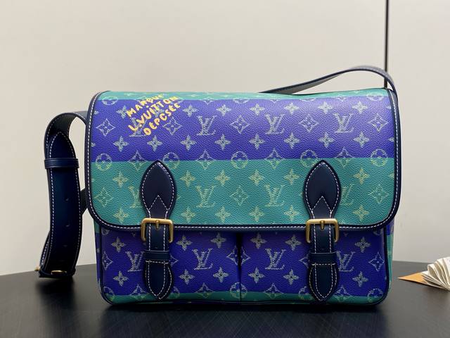 原单精品 M15187蓝色渐变 男 差包 Satchel 邮差包 本款Satchel邮差包为Monogram Heritage涂层帆布点缀做旧金属搭扣,于宽敞构 原单精品 M15187蓝色渐变 男 差包 Satchel 邮差包 本款Satchel邮差包为Monogram Heritage涂层帆布点缀做旧金属搭扣,于宽敞构