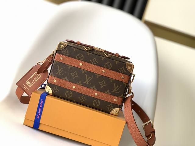 顶级原单 M45785 L Handle Trunk 手袋汇聚方正构型、金属边角和铆钉,传承经典硬箱设计。顶部皮革手柄传递复古气息,可拆卸皮革肩带实现舒适肩背。 顶级原单 M45785 L Handle Trunk 手袋汇聚方正构型、金属边角和铆钉,传承经典硬箱设计。顶部皮革手柄传递复古气息,可拆卸皮革肩带实现舒适肩背。