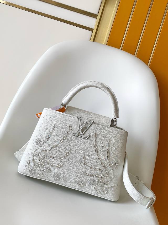 M25934白色 M25716黑色 特级原厂 动态163 全钢 Ji作为“非凡系列”的一部分，这款卡普尼迷你包重新设计，采用了精致的刺绣工艺。它由小牛皮制成，装