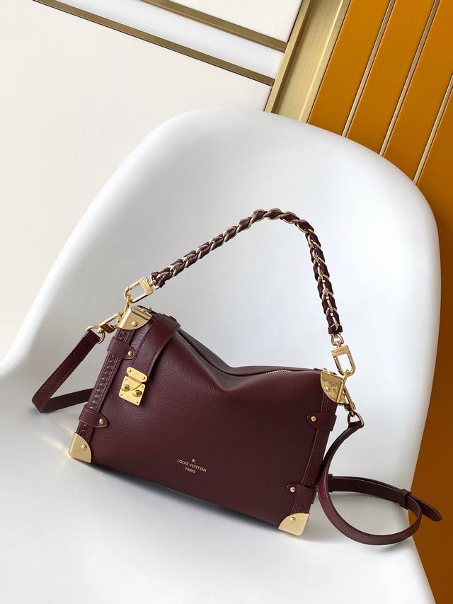 M25669 顶级原单 动态163 本款 Side Trunk 中号手袋出自 Back To School 系列，以雅致色调演绎 1970 年代的复古风尚。Mo