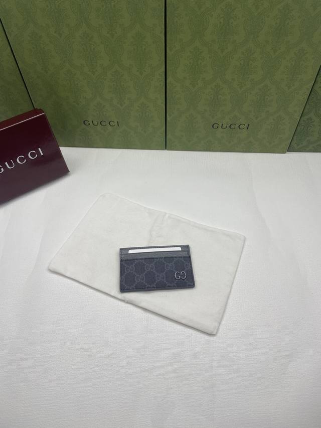 饰Gg细节卡片夹。这款卡片夹采用米色和乌木色Gg Supreme帆布精制而成，品牌典藏细节尽展高雅韵致。采用红色小巧Gg配件细节，为整体设计添注一抹亮色。这件单
