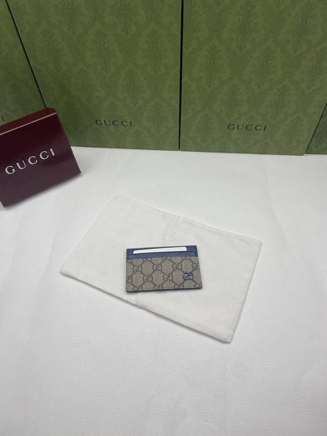 配绿盒包装 顶级原厂皮！饰Gg细节卡片夹。这款卡片夹采用米色和乌木色Gg Supreme帆布精制而成，品牌典藏细节尽展高雅韵致。采用蓝色小巧Gg配件细节，为整体