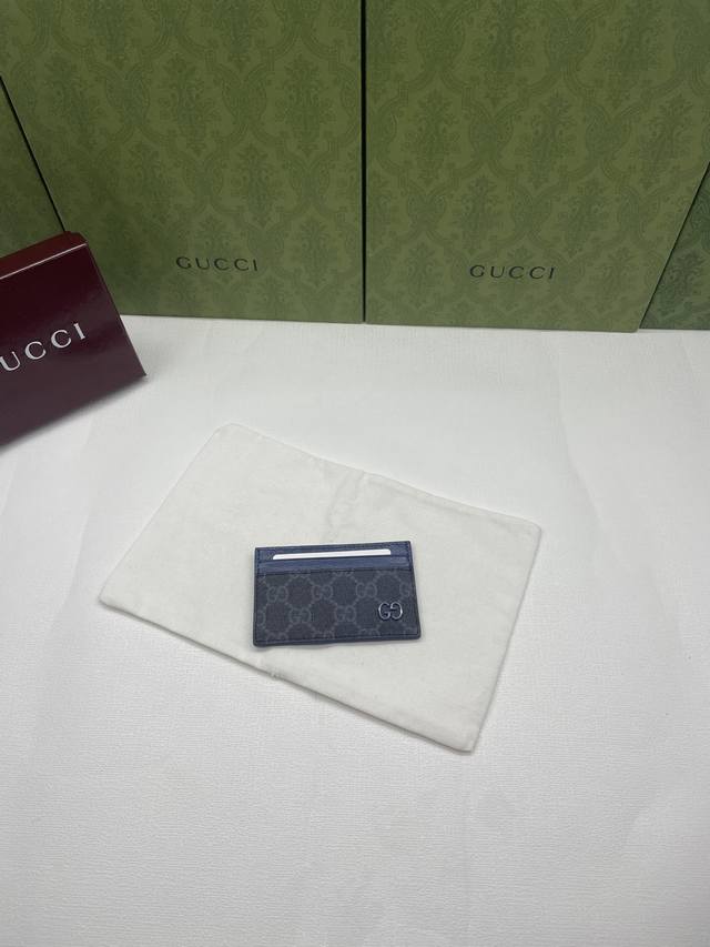 饰Gg细节卡片夹。这款卡片夹采用米色和乌木色Gg Supreme帆布精制而成,品牌典藏细节尽展高雅韵致。采用黑色小巧Gg配件细节,为整体设计添注一抹亮色。这件单 饰Gg细节卡片夹。这款卡片夹采用米色和乌木色Gg Supreme帆布精制而成,品牌典藏细节尽展高雅韵致。采用黑色小巧Gg配件细节,为整体设计添注一抹亮色。这件单