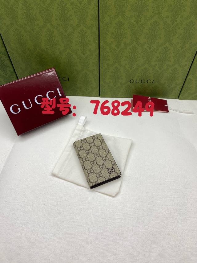 配红盒包装 顶级原厂皮 饰Gg细节长款卡片夹。Gg典藏元素Gg细节与活力配色巧妙糅合。这款长款卡片夹以Gg Supreme帆布匠心打造,巧妙融入红色撞色细节,为 配红盒包装 顶级原厂皮 饰Gg细节长款卡片夹。Gg典藏元素Gg细节与活力配色巧妙糅合。这款长款卡片夹以Gg Supreme帆布匠心打造,巧妙融入红色撞色细节,为