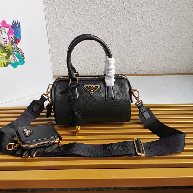 顶级原单 波士顿1Ba846波土顿合三一这款Prada Hyper Leaves波斯士三一合枕头包采进用口高光十字纹牛皮，又一爆个款的诞生这是P家与老爷佛合作的