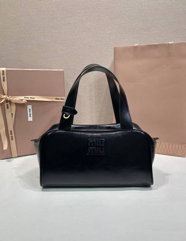 新品5Bb182 这款全新演绎的手提包融合了优雅与复古实验风格，配有独特的平手柄和经过老化处理的小牛皮，提升其高雅气质。皮革提手金色配件，拉链闭合 棉质内衬，配