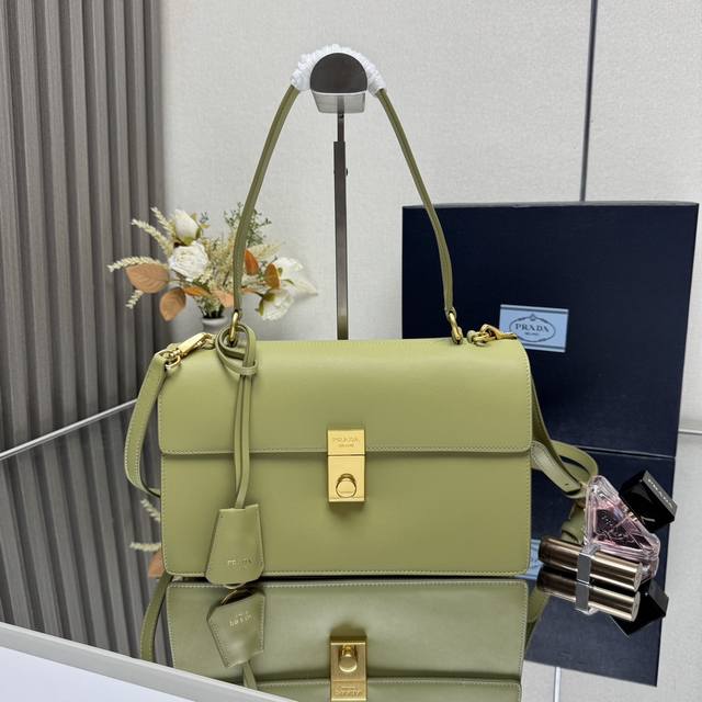 顶级原单 新品走秀款1Bn023小牛皮 这款皮革手袋灵感源自挺括硬朗、简约正式的公文包，以全新态度重释经典办公风格廓形。采用精致柔和细节设计，为经典造型注入温婉