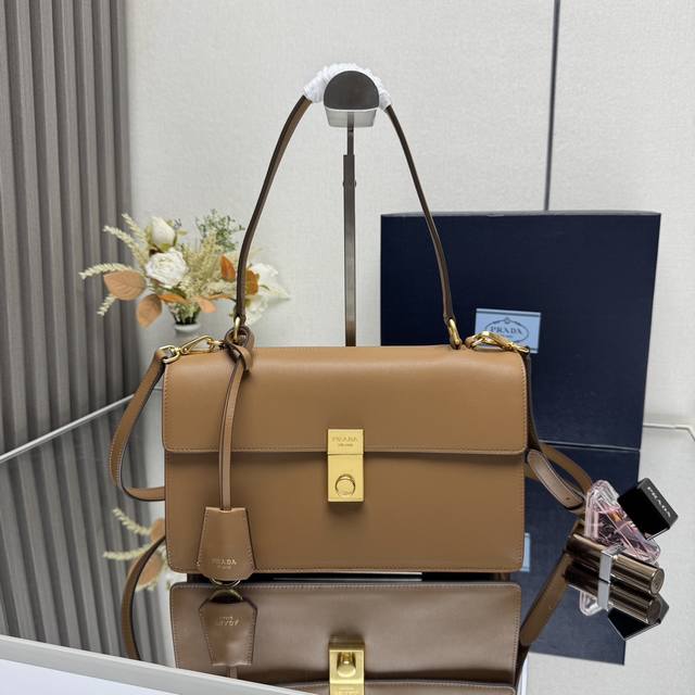 顶级原单 新品走秀款1Bn023小牛皮 这款皮革手袋灵感源自挺括硬朗、简约正式的公文包，以全新态度重释经典办公风格廓形。采用精致柔和细节设计，为经典造型注入温婉