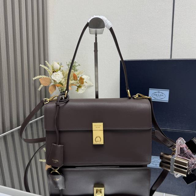 顶级原单 新品走秀款1Bn023小牛皮 这款皮革手袋灵感源自挺括硬朗、简约正式的公文包，以全新态度重释经典办公风格廓形。采用精致柔和细节设计，为经典造型注入温婉