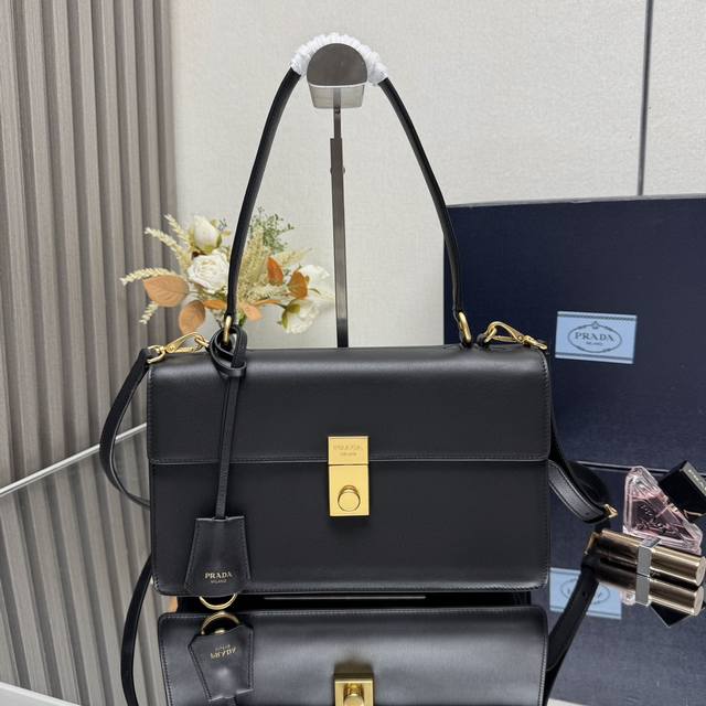 顶级原单 新品走秀款1Bn023小牛皮 这款皮革手袋灵感源自挺括硬朗、简约正式的公文包，以全新态度重释经典办公风格廓形。采用精致柔和细节设计，为经典造型注入温婉