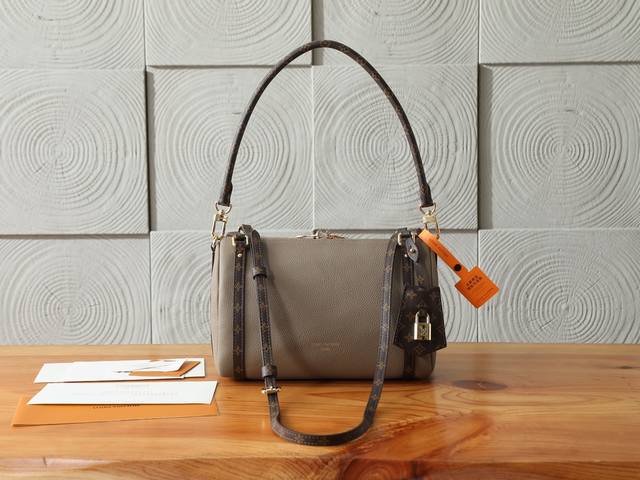 163C01动态芯片 顶级原单、加强版Express 小号手袋堪称都市臻品，其设计灵感源自品牌经典 Keepall 旅行袋。选用细腻牛皮革精心打造，饰以 Mon