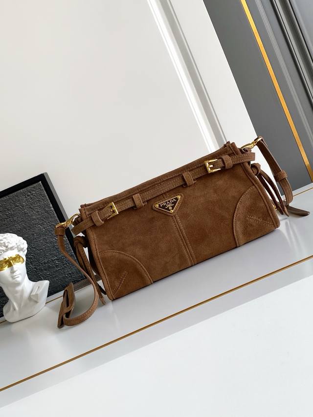 新款Lussolf麂皮 斜跨包这款斜挎包采用进口麂皮轮廓柔和，配有一条可拆卸调节的长肩带，方便肩背和斜跨，容量空间非常大，巨巨好用，绝对是时商达人们的必备款，赶