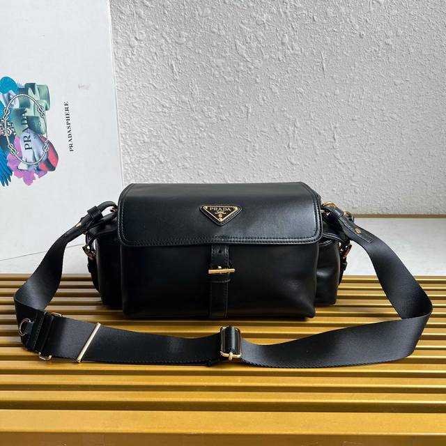 顶级原单 新款邮差包1Bd394羊皮 酒红色 到货 这款手袋完美融合精致与功能性，采用进口小羊皮。轮廓柔和，配有多个口袋。轻盈实用的设计结合运动与百搭元素，饰有