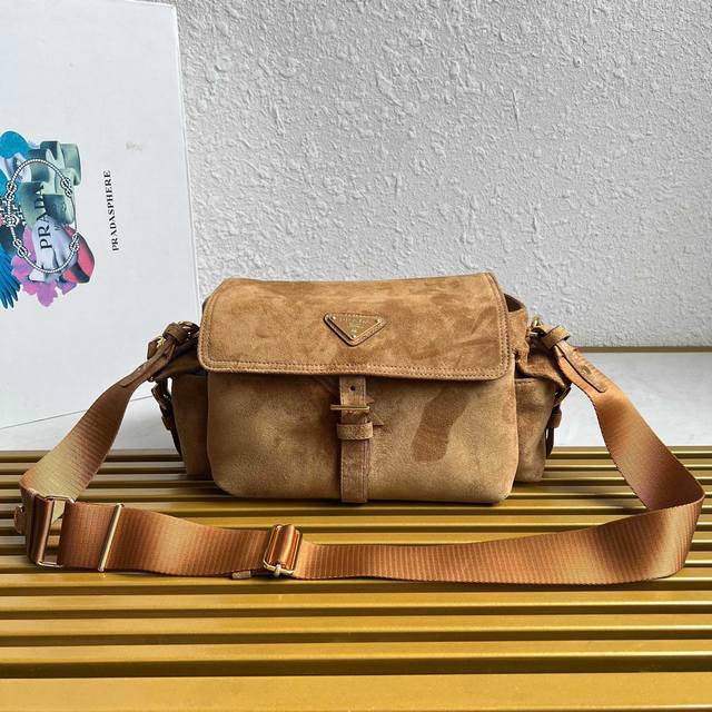 顶级原单 新款邮差包1Bd394麂皮这款手袋完美融合精致与功能性，采用进口麂皮轮廓柔和，配有多个口袋。轻盈实用的设计结合运动与百搭元素，饰有涂珐琅三角形金属徽标