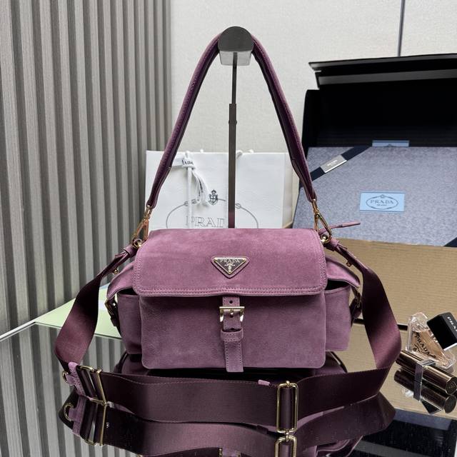 顶级原单 新款邮差包1Bd394麂皮这款手袋完美融合精致与功能性,采用进口麂皮轮廓柔和,配有多个口袋。轻盈实用的设计结合运动与百搭元素,饰有涂珐琅三角形金属徽标 顶级原单 新款邮差包1Bd394麂皮这款手袋完美融合精致与功能性,采用进口麂皮轮廓柔和,配有多个口袋。轻盈实用的设计结合运动与百搭元素,饰有涂珐琅三角形金属徽标