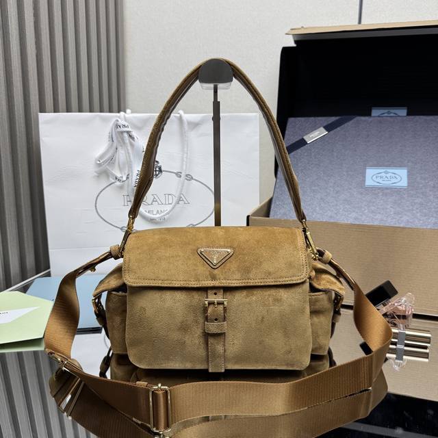 顶级原单 新款邮差包1Bd394麂皮这款手袋完美融合精致与功能性，采用进口麂皮轮廓柔和，配有多个口袋。轻盈实用的设计结合运动与百搭元素，饰有涂珐琅三角形金属徽标