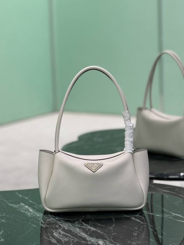 腋下手提包 这款采用口小牛皮，内配进口小羊皮，顶级五金。又可手提又可肩背，内配2个隔层，容量空间大，又简约又实用。 尺寸：长28X高18X底11Cm 款号：1B