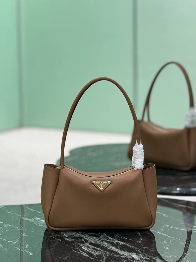 腋下手提包 这款采用口小牛皮，内配进口小羊皮，顶级五金。又可手提又可肩背，内配2个隔层，容量空间大，又简约又实用。 尺寸：长28X高18X底11Cm 款号：1B