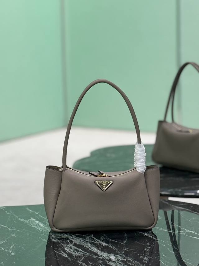 腋下手提包 这款采用口小牛皮，内配进口小羊皮，顶级五金。又可手提又可肩背，内配2个隔层，容量空间大，又简约又实用。 尺寸：长28X高18X底11Cm 款号：1B