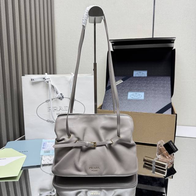 顶级原单 新品云朵包1Bg586这款单肩云朵包采用口羊皮，内里为全一致进口羊皮，手感非常柔软舒服中间隔层袋口为吸扣设计，顶级五金，上身效果非常Nice时尚.容量