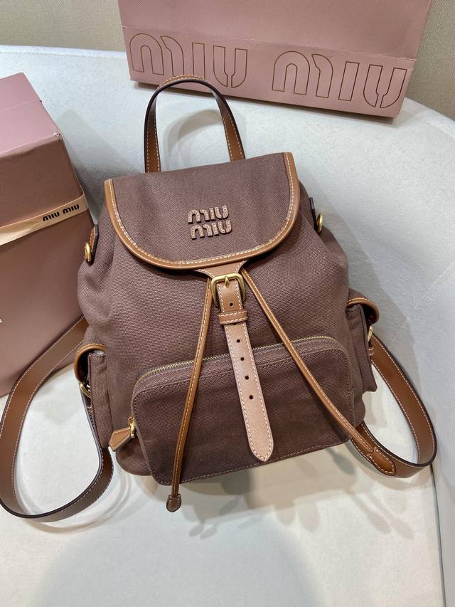 特级原厂配专柜包装新款背包5Bz042新色 這款帆布皮革背囊的靈感源自學校裝備，讓人回想起童年，並糅合精緻和實用的美感。別具一格的多口袋設計，體現 M手袋的當代