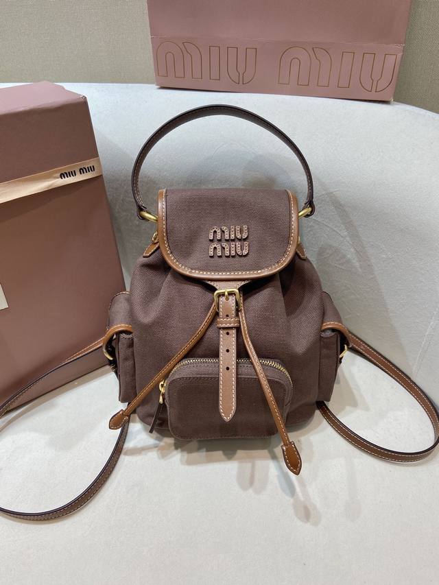 特级原厂配专柜包装新款背包5Bz043小号多功能新色 這款帆布皮革背包讓人回想起童年，並糅合精緻和實用的美感。別具一格的多口袋設計，双肩背肩带可拆卸，又可当肩。