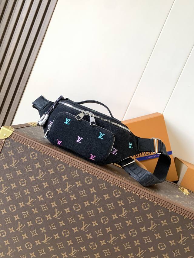 出厂价P M13961牛仔 顶级原单 变码芯片163C 渐变牛仔刺绣腰包 真的好好看哦。设计融合经典与现代元素，如Monogram图案、标志性Logo，造型多样