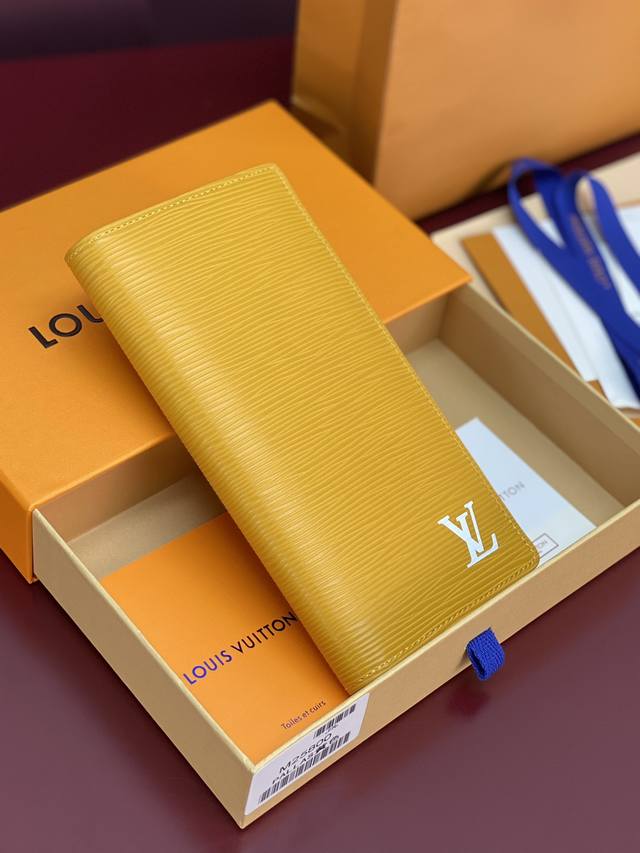 出厂价P M25800 黄色! 水波纹长夹!Brazza 钱夹含有多个信用卡槽和纸币个隔层 非常实用 优雅柔软的Epi皮革材质 。Size:10X19Cm。 出厂价P M25800 黄色! 水波纹长夹!Brazza 钱夹含有多个信用卡槽和纸币个隔层 非常实用 优雅柔软的Epi皮革材质 。Size:10X19Cm。