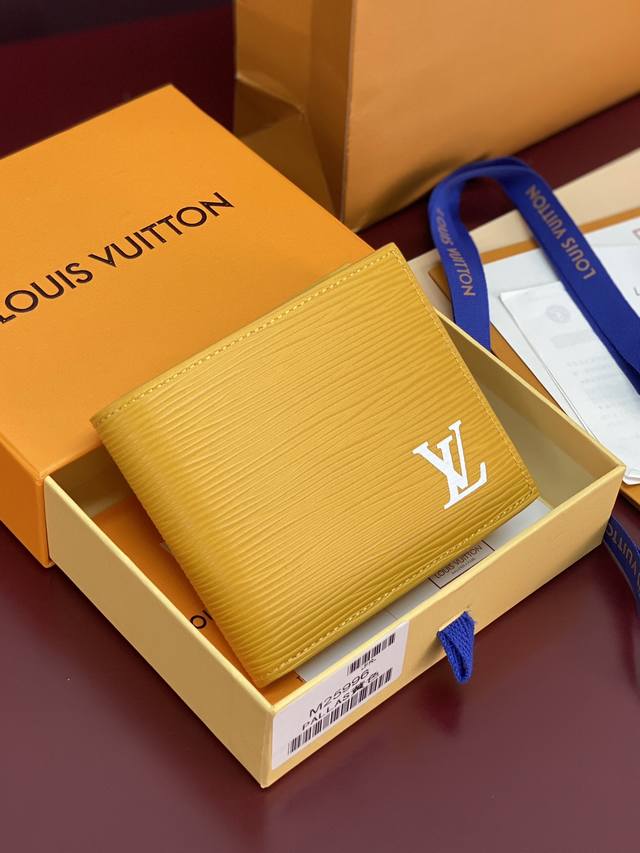 出厂价P M25996 黄色！ 这款钱夹极富现代典雅风味，以柔软的Epi皮革制作，功能性极佳，容易携带，可轻易收纳入后口袋或手袋。11X9X2Cm。