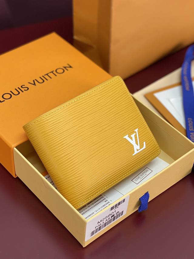 出厂价P M25801 黄色！Multiple 钱夹、本款 Multiple 钱夹为 Epi 牛皮革压印别致肌理，再以牛皮革与印花皮革构筑考究内层。精巧尺寸囊括