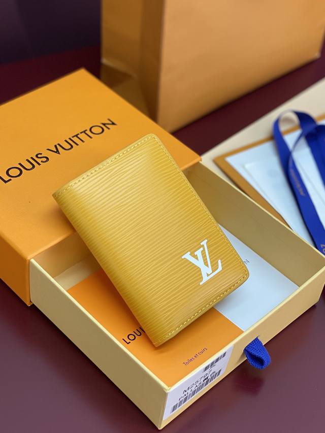 出厂价P M25797 黄色！口袋钱夹、本款口袋钱夹为粒面 Epi 皮革浸染明快色彩，其细腻压纹兼顾艺术美感和坚韧质地。正面 Lv 字母和内里条纹丰富细节，内外