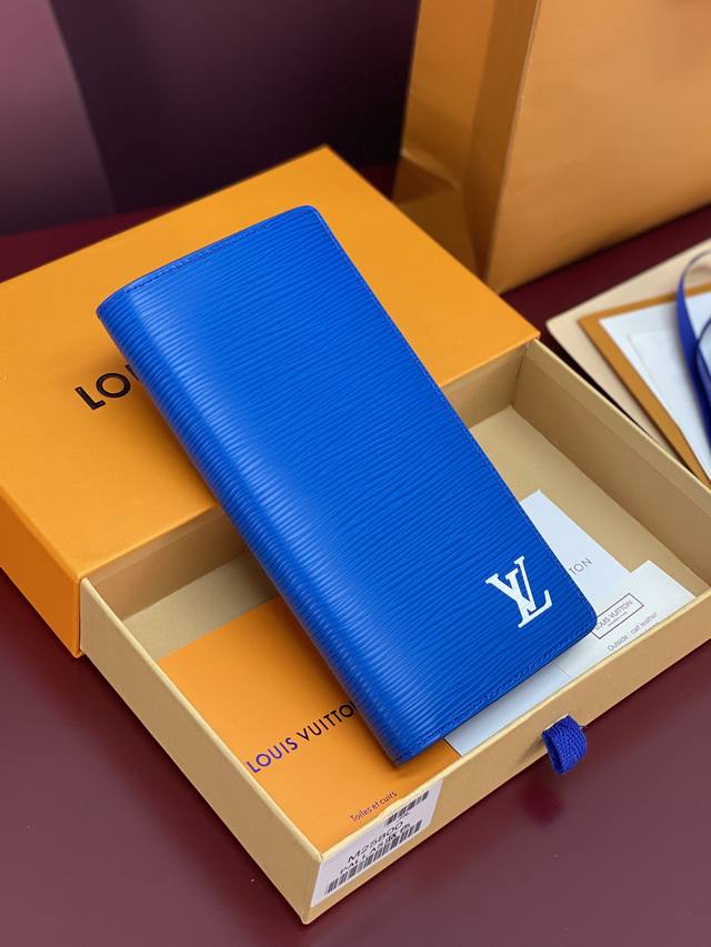 出厂价P M25800 蓝色！ 水波纹长夹！Brazza 钱夹含有多个信用卡槽和纸币个隔层 非常实用 优雅柔软的Epi皮革材质 。Size:10X19Cm。