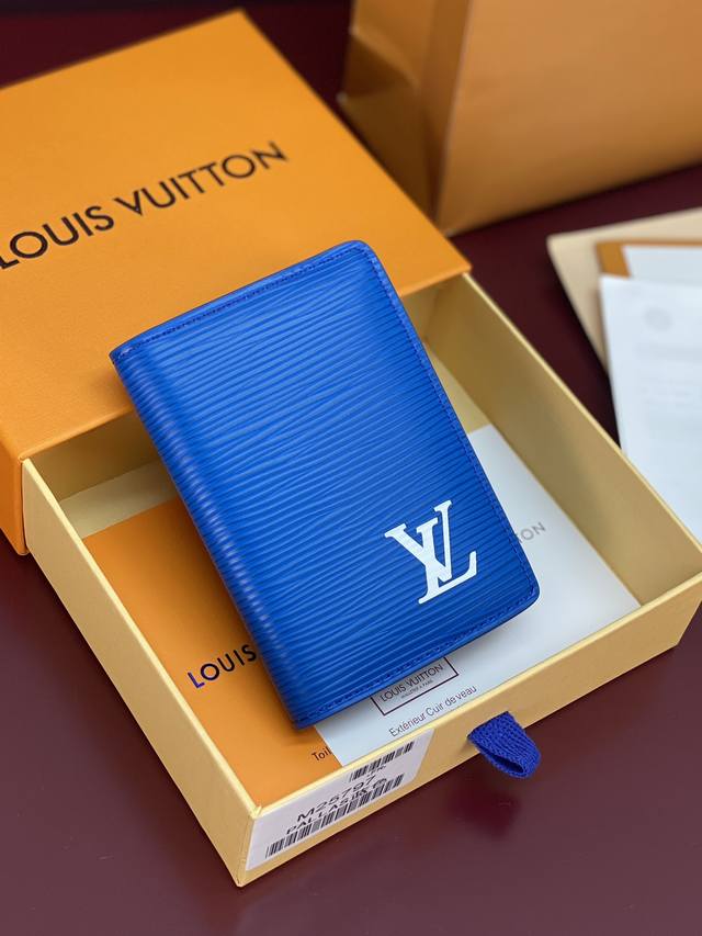 出厂价P M25797 蓝色！口袋钱夹、本款口袋钱夹为粒面 Epi 皮革浸染明快色彩，其细腻压纹兼顾艺术美感和坚韧质地。正面 Lv 字母和内里条纹丰富细节，内外