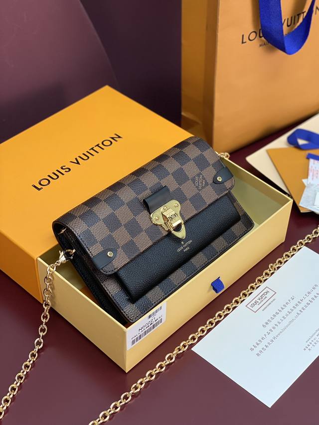出厂价P N60221 黑色！Vavin 链条钱夹Vavin 链条钱夹将路易威登经典的 Damier 帆布与皮革巧妙融合。品牌传统行李箱的设计元素化身为一枚金色
