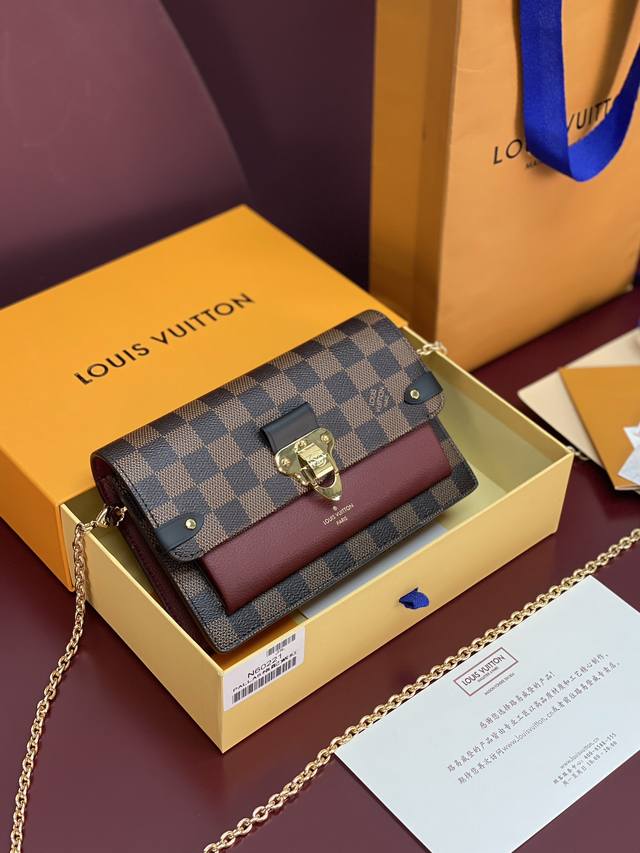 出厂价P N60221 紫色！Vavin 链条钱夹Vavin 链条钱夹将路易威登经典的 Damier 帆布与皮革巧妙融合。品牌传统行李箱的设计元素化身为一枚金色