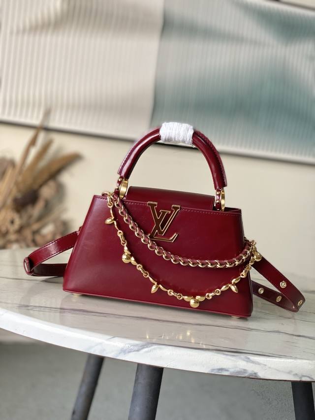 出厂价P 特级原厂皮 M25473 酒红色油蜡皮小号 本款Capucines East-Westbb手袋令皮革巧现褶皱质感 娓娓道出新季潮流风尚 牛皮革饰边勾勒