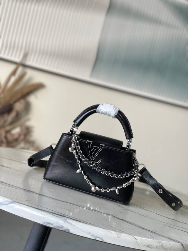 出厂价P 特级原厂皮 M25492 黑色油蜡皮迷你 本款Capucines East-West迷你 手袋令皮革巧现褶皱质感 娓娓道出新季潮流风尚 牛皮革饰边勾勒