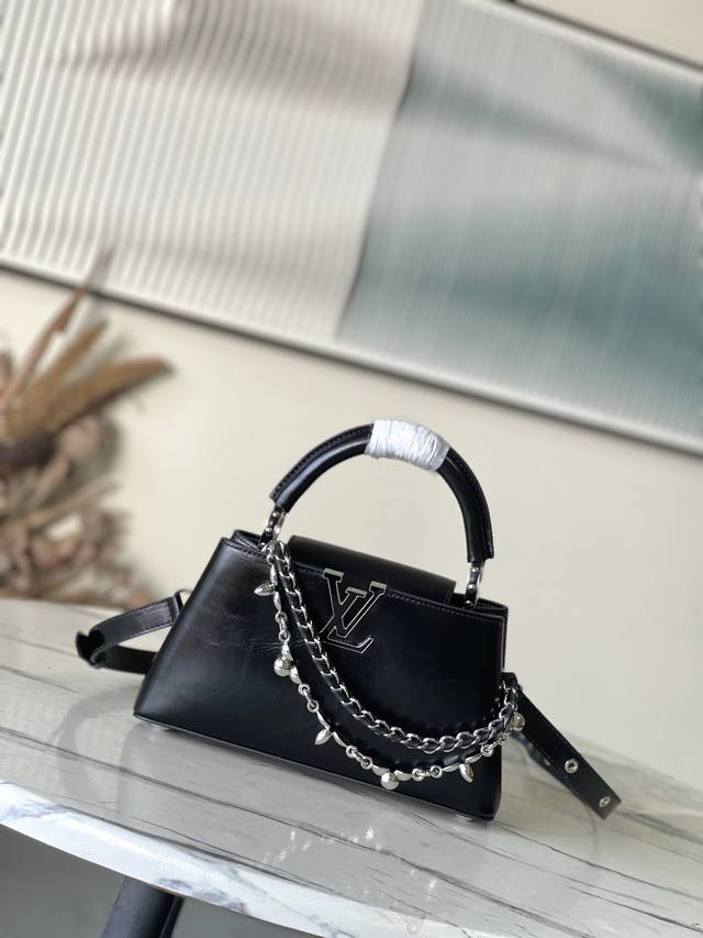 出厂价P 特级原厂皮 M25492 黑色油蜡皮小号 本款Capucines East-Westbb手袋令皮革巧现褶皱质感 娓娓道出新季潮流风尚 牛皮革饰边勾勒流