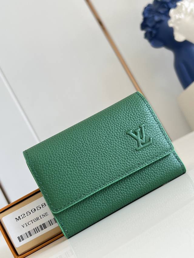 出厂价P 顶级原单 M25958绿 以经典 Monogram 涂层帆布制作，这款 Enveloppe Carte De Visite 名片夹让您可以精致地把名片