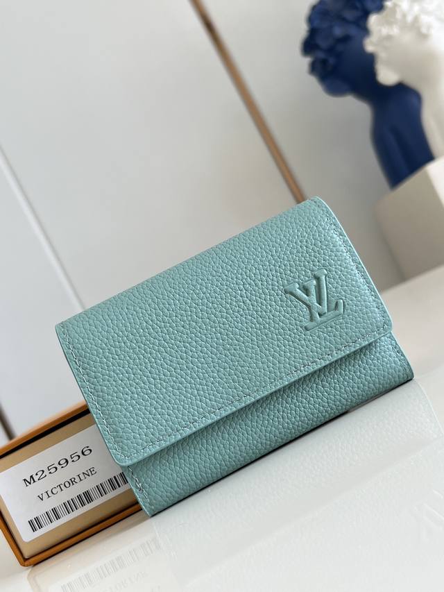 出厂价P 顶级原单 M25956青 以经典 Monogram 涂层帆布制作，这款 Enveloppe Carte De Visite 名片夹让您可以精致地把名片