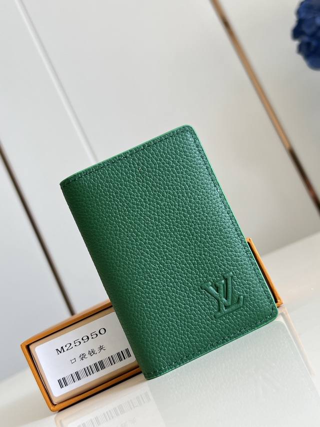 出厂价P 顶级原单 M25950绿 本款口袋钱夹取材 Brushed Monogram 皮革，呈现褪色效果 Monogram 印花和做旧质感，致意牛仔长期使用的