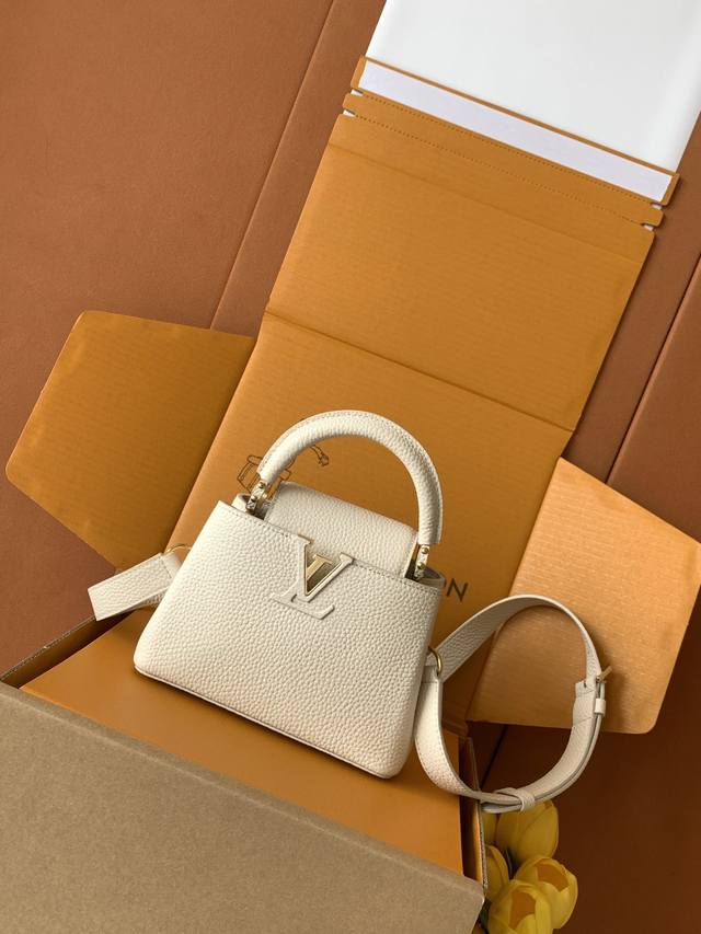 出厂价P 特级Mb新版芯片原厂皮 Capucines 迷你 白色金扣 型号：M24729 材料：A级全钢五金，进口牛皮 包装：全套原厂免税Mb包装 尺寸：21X