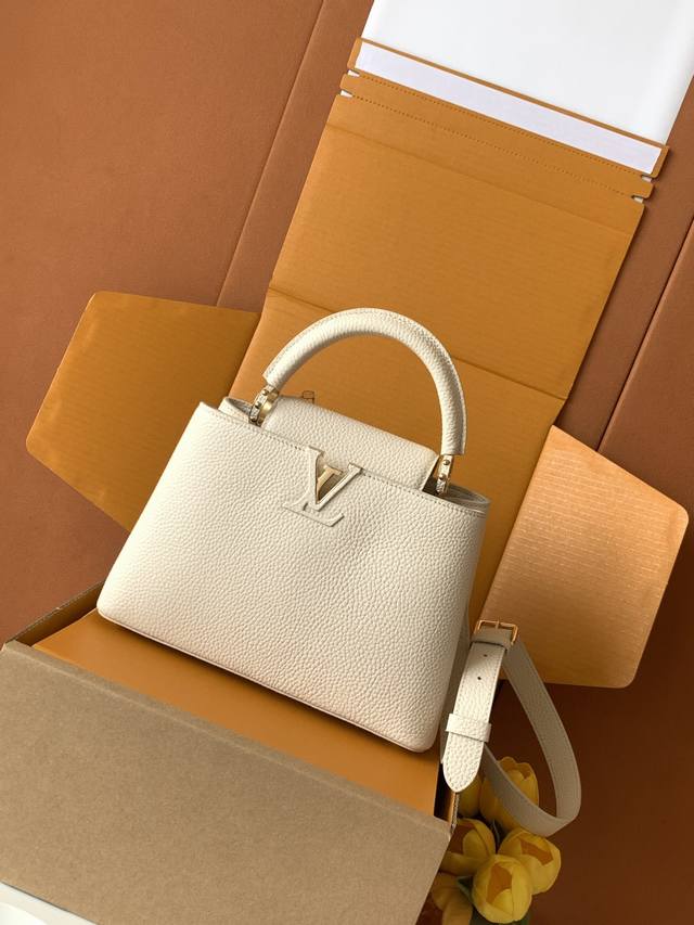 出厂价P 特级Mb新版芯片原厂皮 Capucines 迷你 白色金 型号：M24728 材料：A级全钢五金，进口牛皮 包装：全套原厂免税Mb包装 尺寸：27X