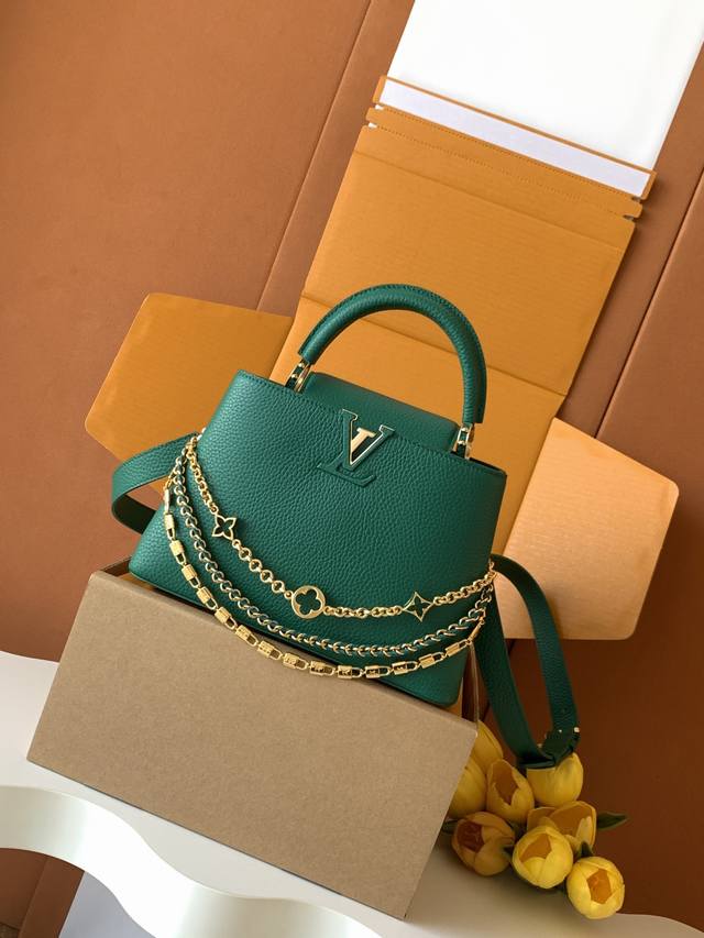 出厂价P 特级全钢 M12345 绿色金 进口牛皮动态芯片 本款 Capucines Bb 手袋出自 Trilogy 系列，以 Taurillon 牛皮革和耀目