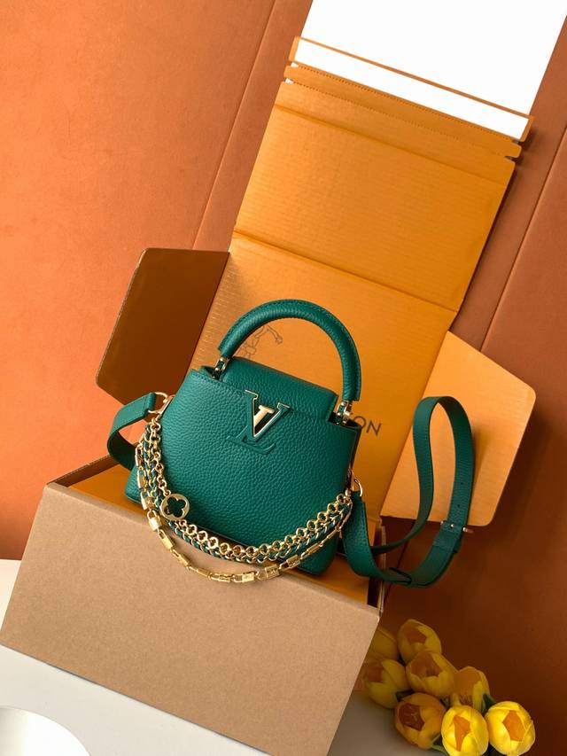 出厂价P 特级全钢 M11906 绿色金 进口牛皮动态芯片 本款 Capucines Bb 手袋出自 Trilogy 系列，以 Taurillon 牛皮革和耀目